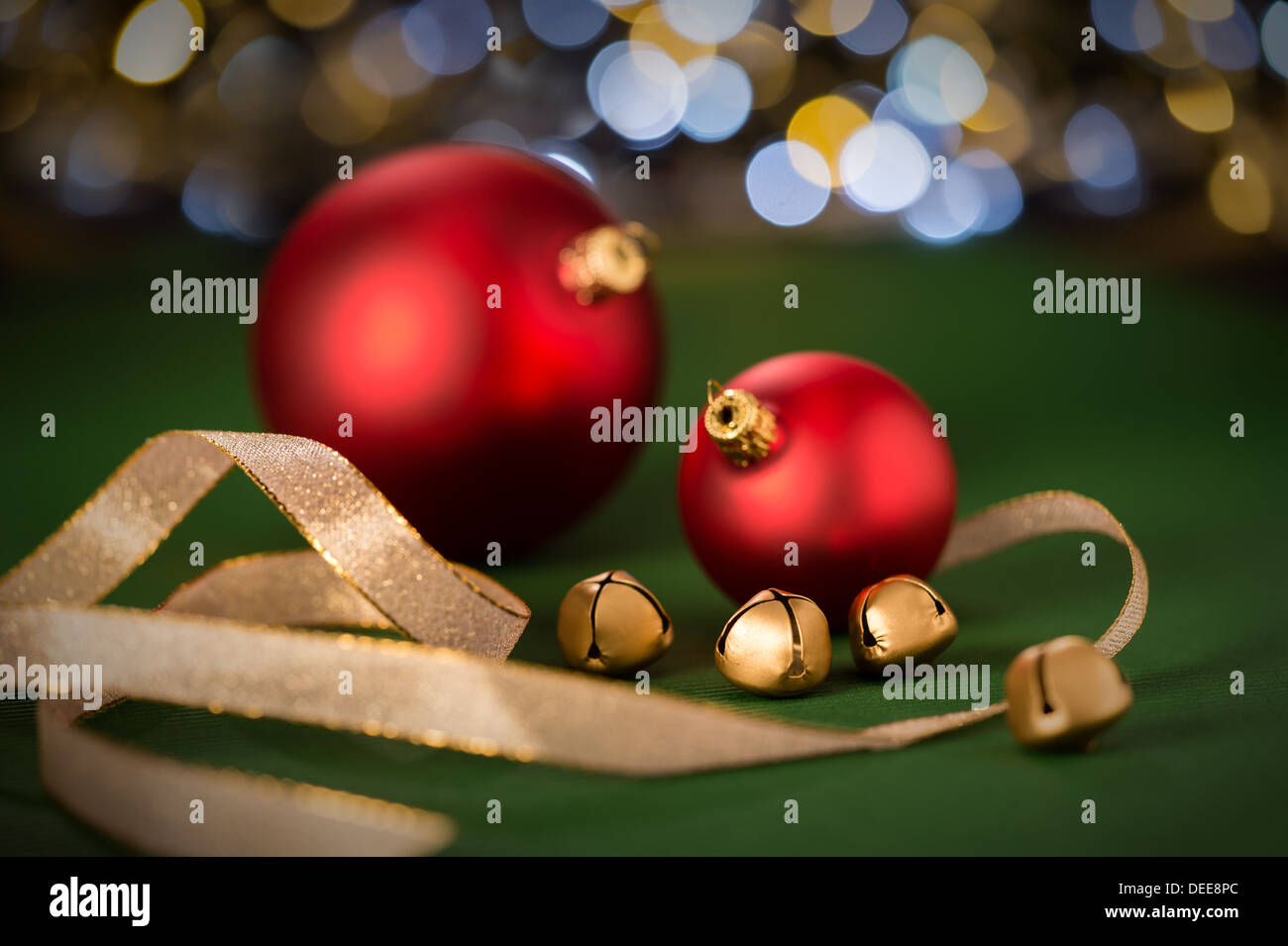 Rosso baubles di natale e oro jingle bell con luci splendenti Foto Stock