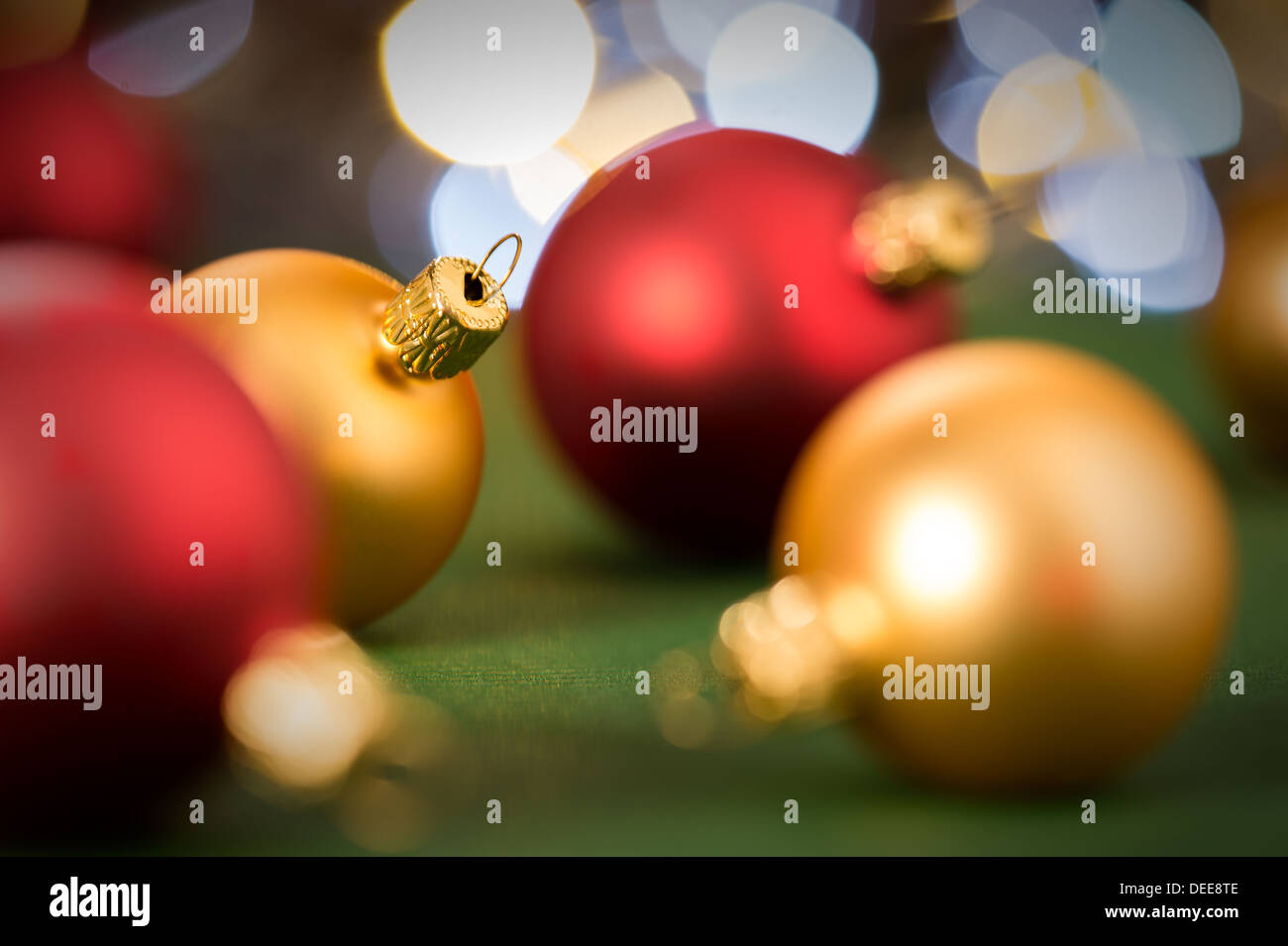 Oro e rosso baubles di Natale sul verde sfondo delle luci Foto Stock