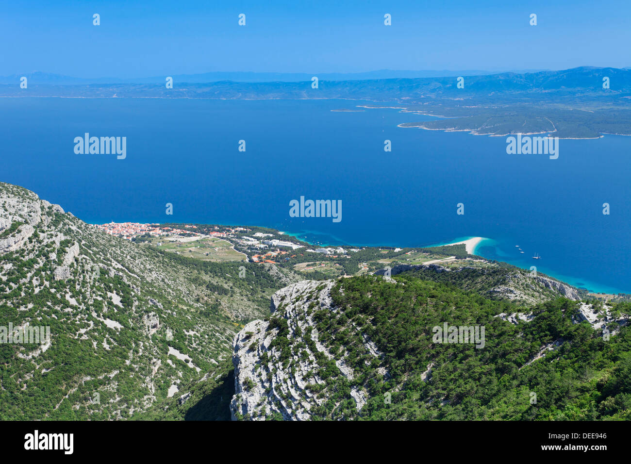 Vista da Vidova Gora a Bol, spiaggia Zlatni rat e isola di Hvar, isola di Brac, Dalmazia, Croazia, Europa Foto Stock