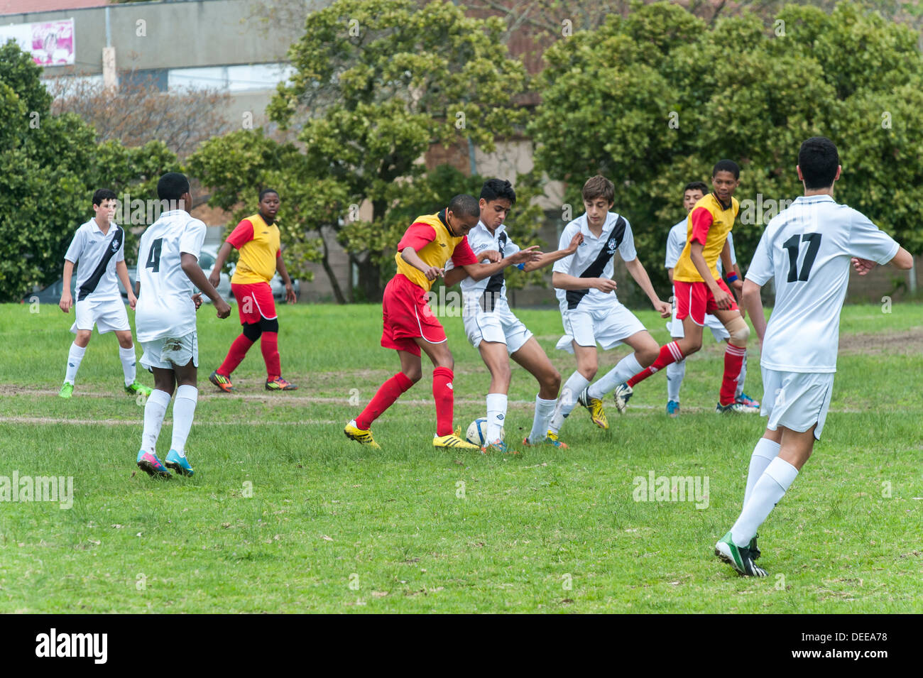 Junior giocatore di football affrontati dai difensori, Cape Town, Sud Africa Foto Stock