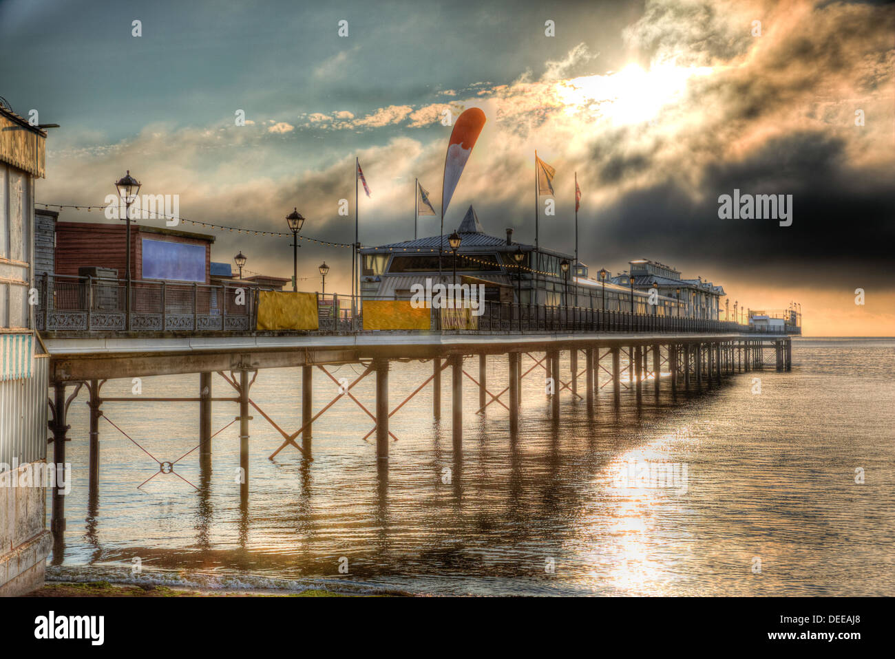 Inglese Pier con drammatica sky e moody nuvole e sole in HDR Foto Stock