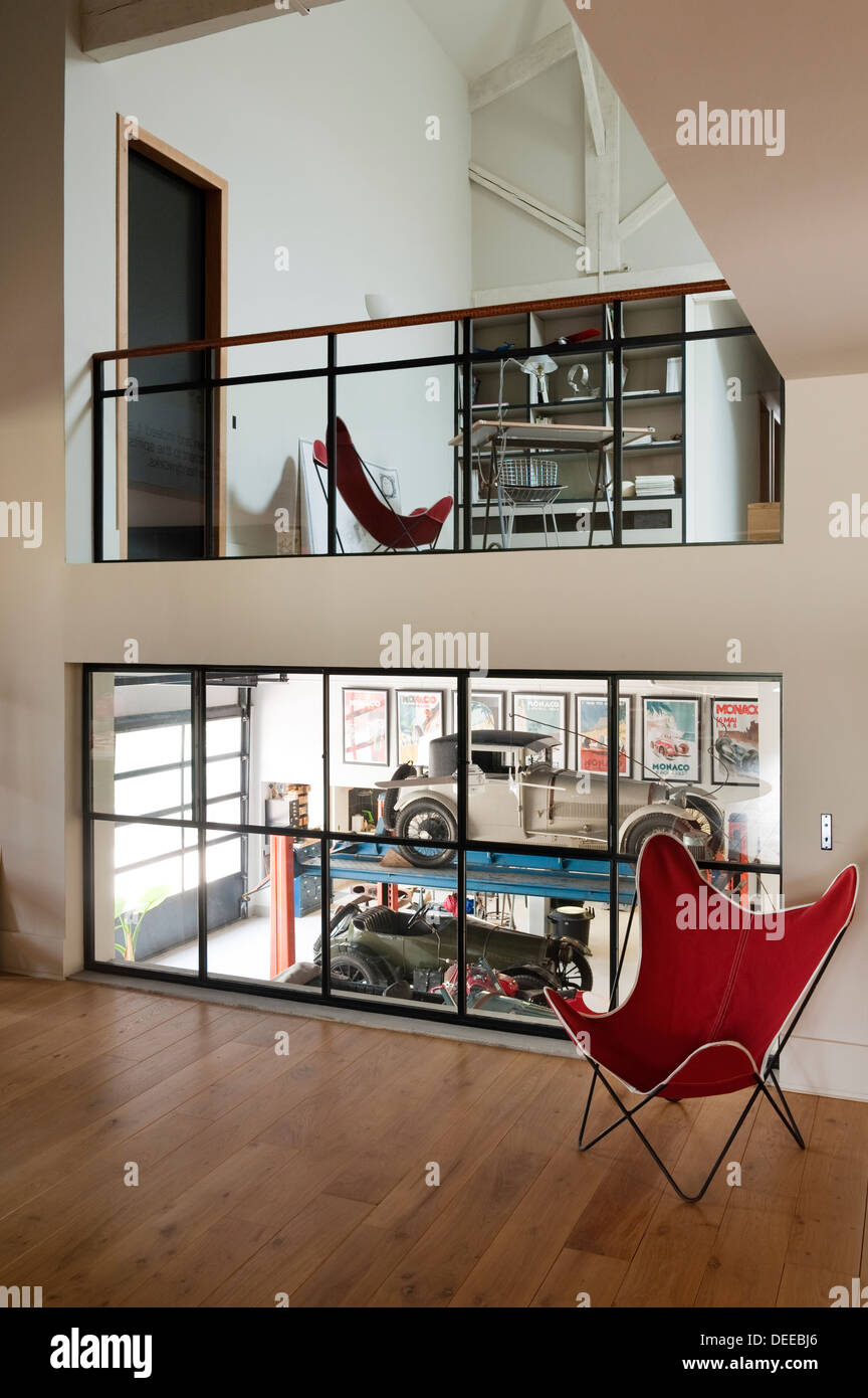 Altezza doppia zona con auto d'epoca la casa di Bruno e Dominique Lafourcade in Provenza Foto Stock