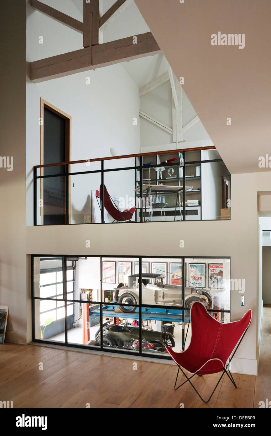 Altezza doppia zona con auto d'epoca la casa di Bruno e Dominique Lafourcade in Provenza Foto Stock