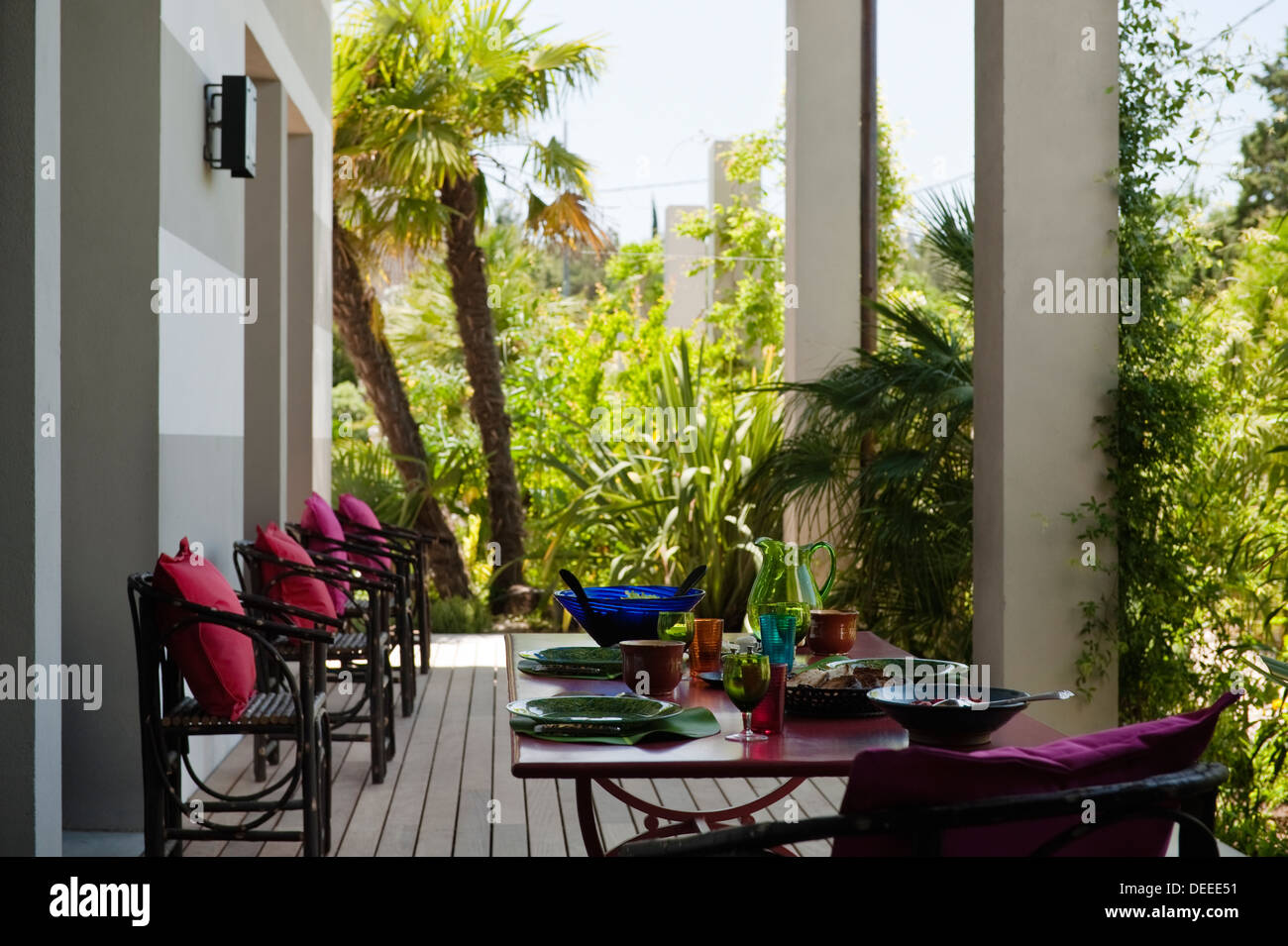 Posti a sedere e tavolo sulla terrazza esterna in casa di Bruno e Dominique Lafourcade in Provenza Foto Stock