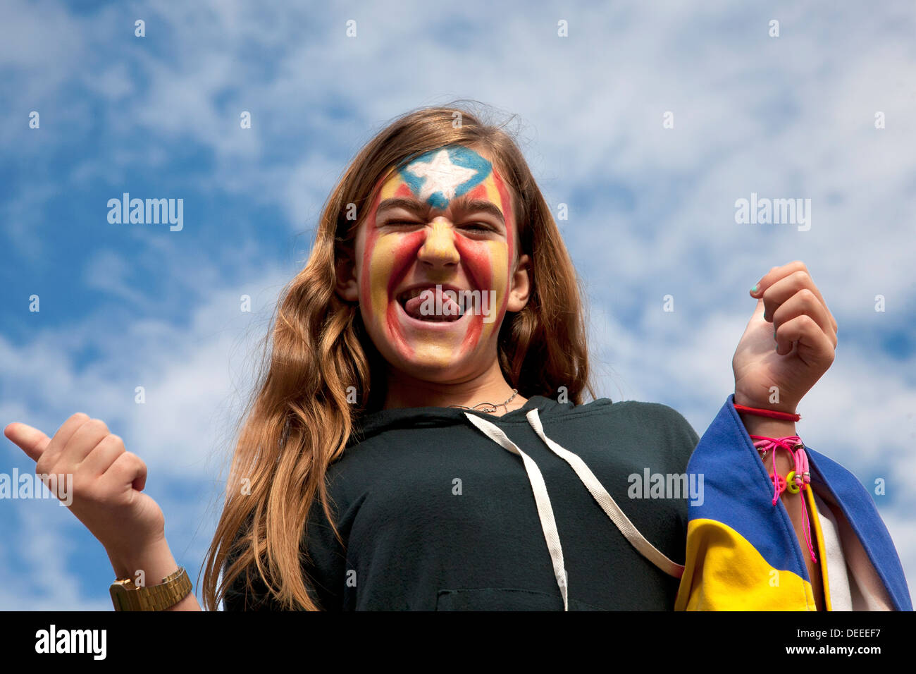 Ragazza adolescente con faccia dipinta, Nazionale Catalonia giorno, Barcelona, Spagna. Foto Stock