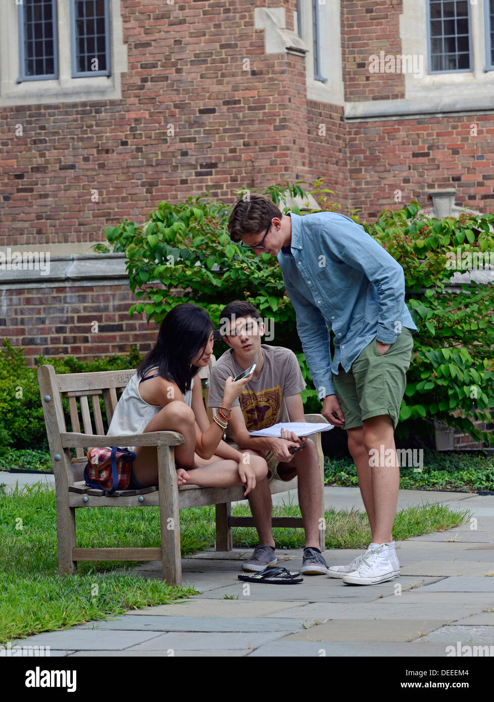 La Yale University summer school studenti presso Calhoun college residenziale di guardare lo smartphone Foto Stock