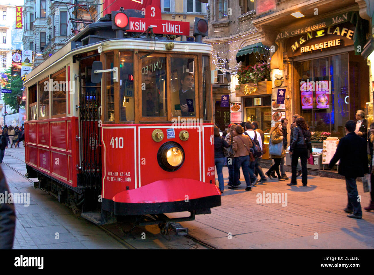 Storico tram rosso su Istiklal Caddesi, Beyoglu, Istanbul, Turchia, Europa Foto Stock