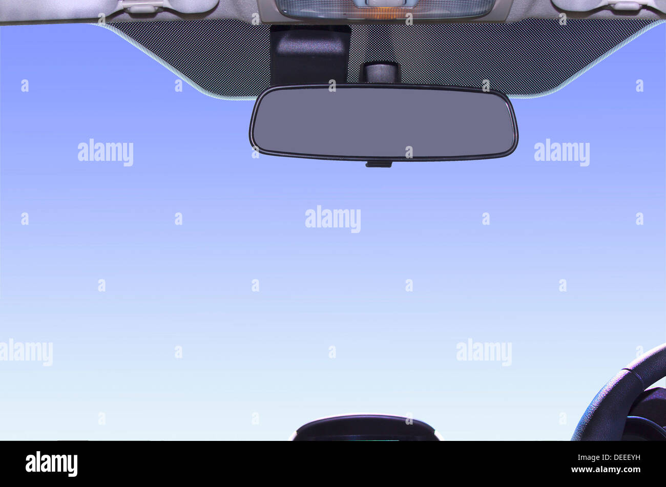 Incorniciato visuale del cielo dall'interno del veicolo che mostra lo specchietto retrovisore Foto Stock