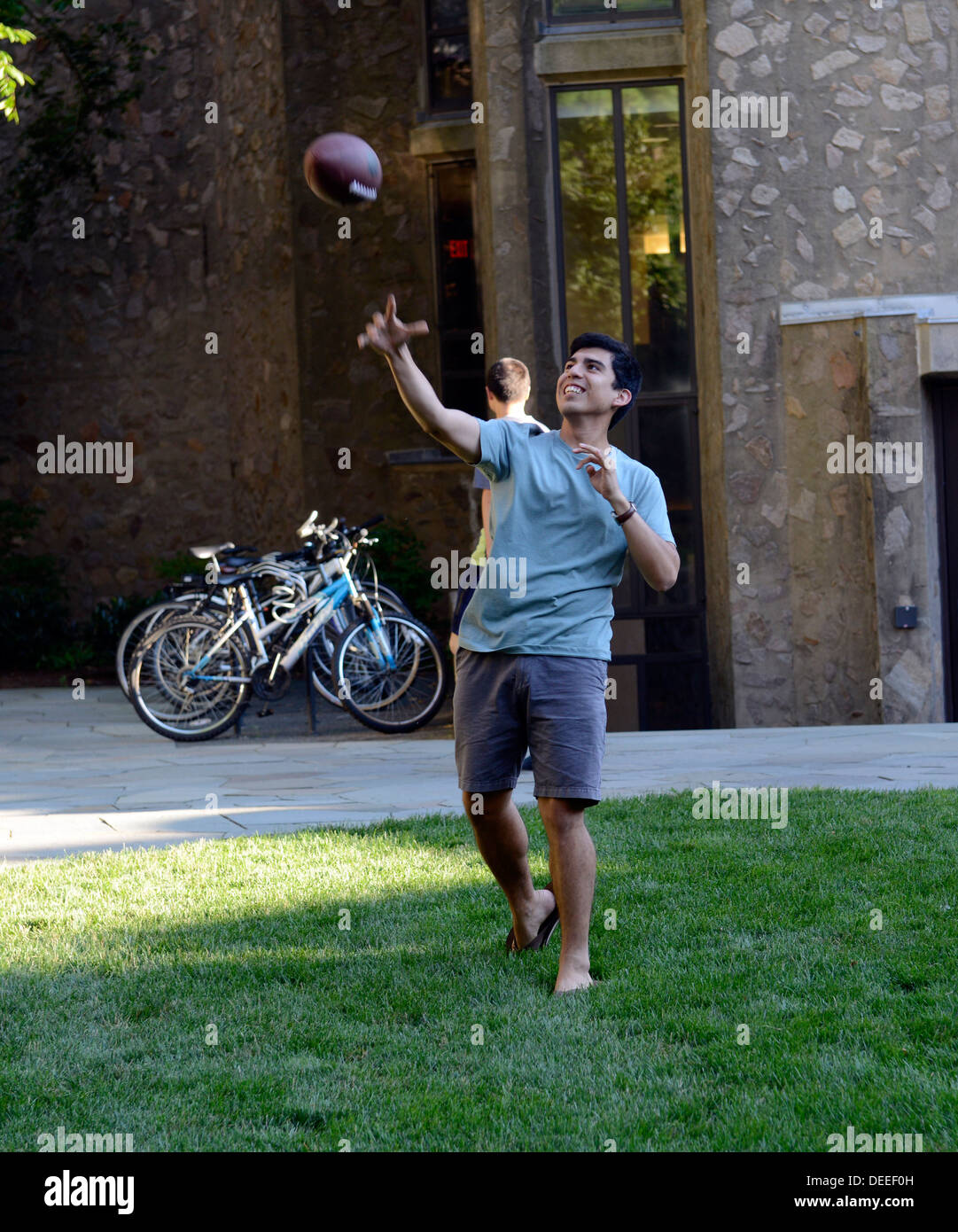 La Yale University gli studenti che frequentano la scuola estiva di cattura riproduce dopo cena a Morse College residenziale. Foto Stock