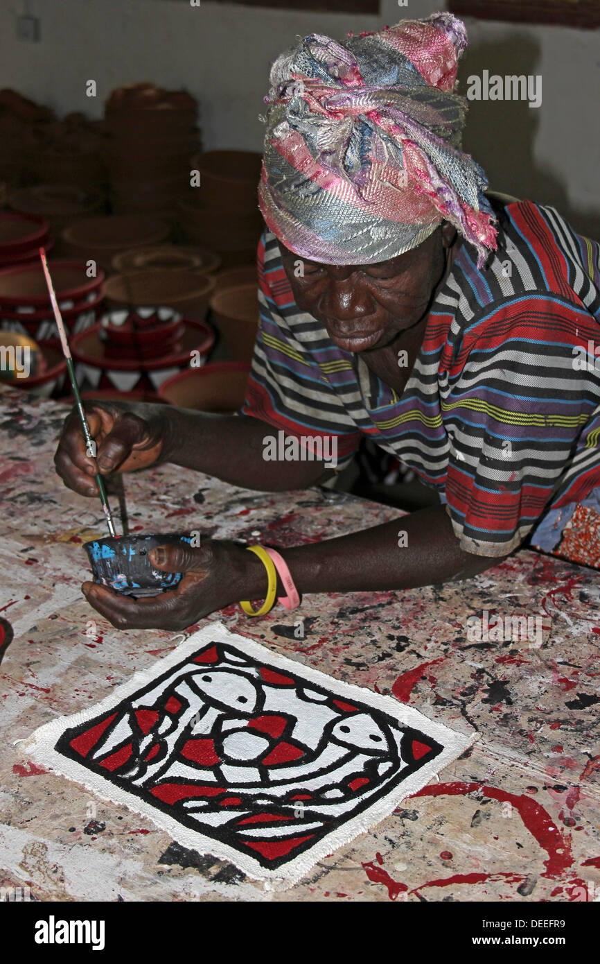 L'artista per SWOPA (Sirigu organizzazione di donne di ceramica e arte), Ghana Foto Stock