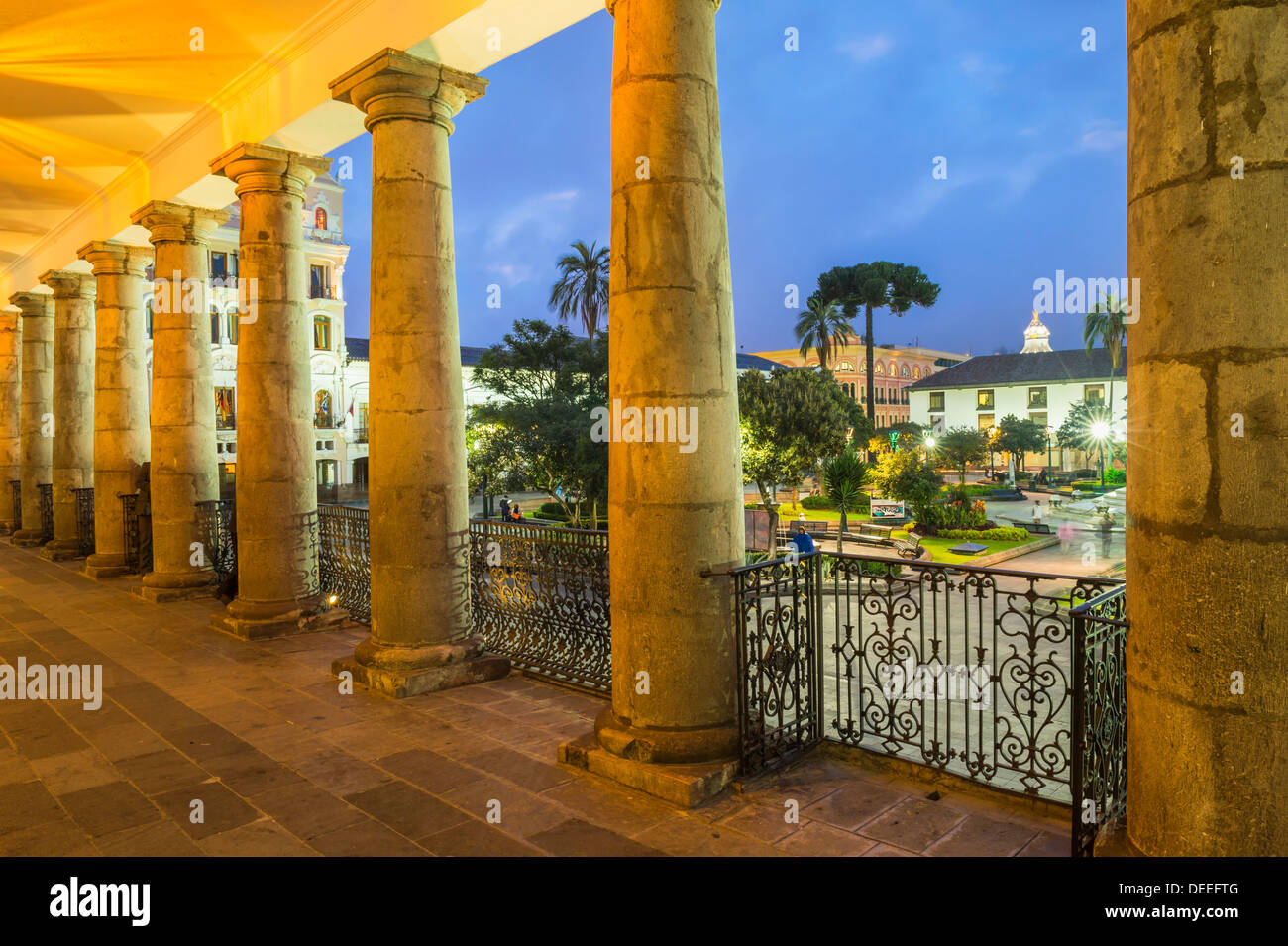 Piazza Indipendenza al tramonto, Quito, Sito Patrimonio Mondiale dell'UNESCO, Provincia Pichincha, Ecuador, Sud America Foto Stock