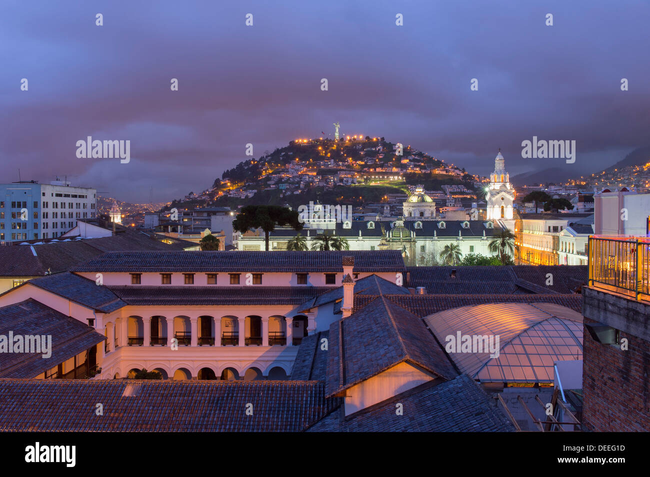 Cattedrale Metropolitana e la Collina Panecillo di notte, Quito, Sito Patrimonio Mondiale dell'UNESCO, Provincia Pichincha, Ecuador Foto Stock