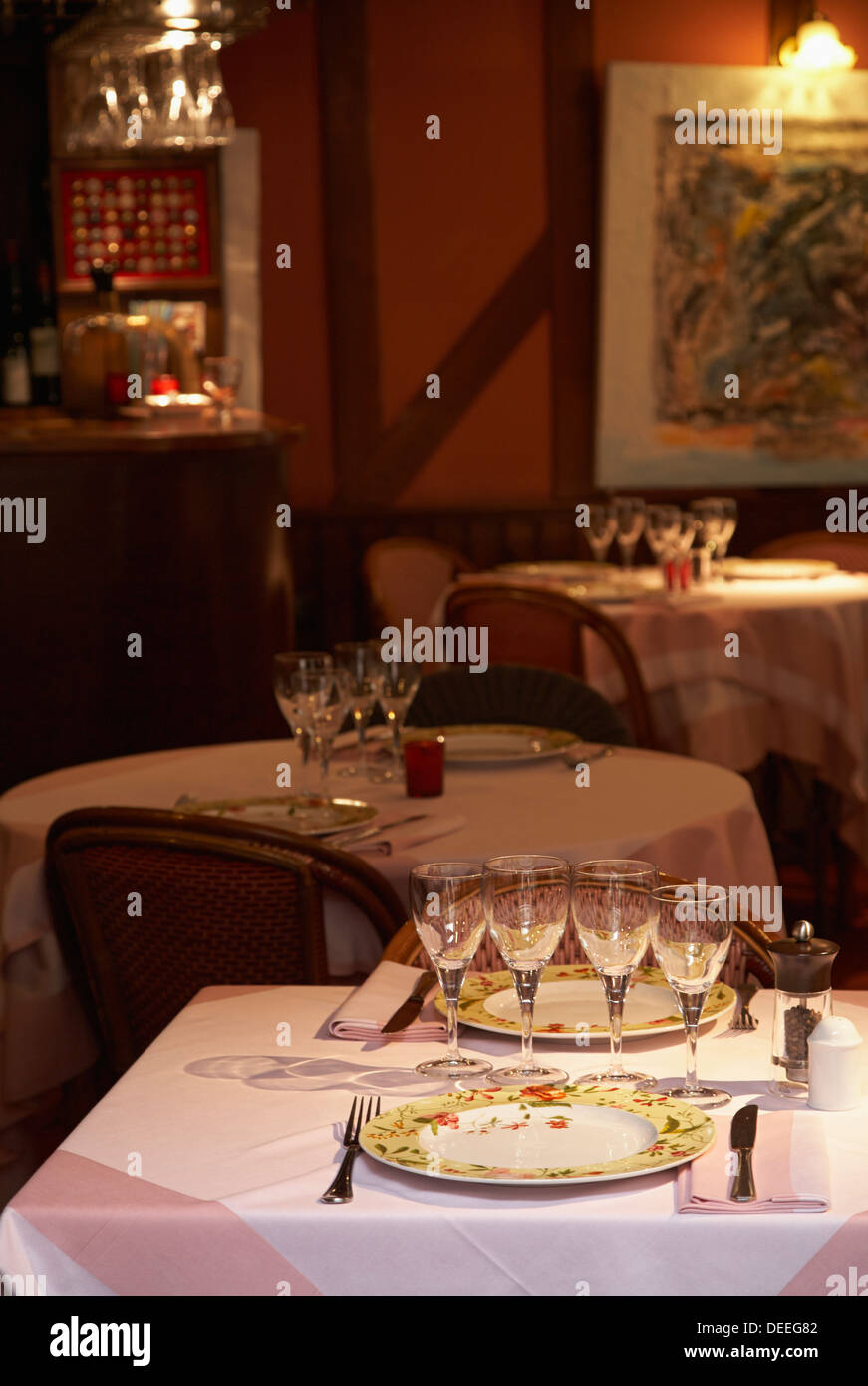 Formale le impostazioni della tabella in Honfleur ristorante, Francia Foto Stock