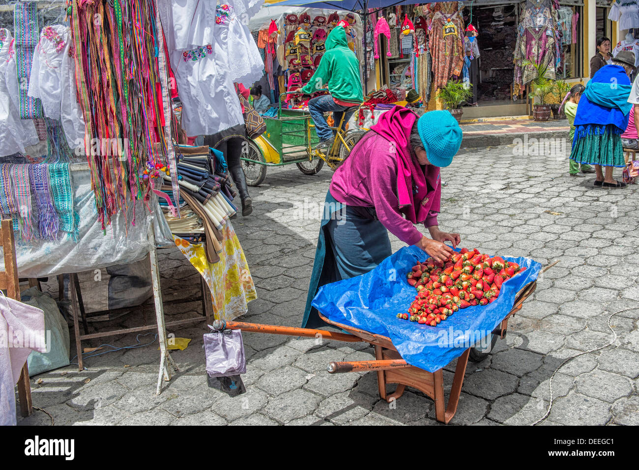 Scena di strada, il mercato di Otavalo, provincia di Imbabura, Ecuador, Sud America Foto Stock