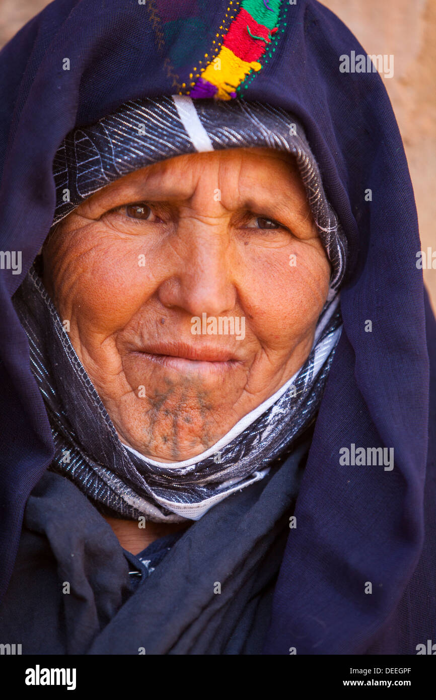 Ritratto di una donna locale, Tamtattouchte, provincia di Ouarzazate, Marocco, Africa Settentrionale, Africa Foto Stock