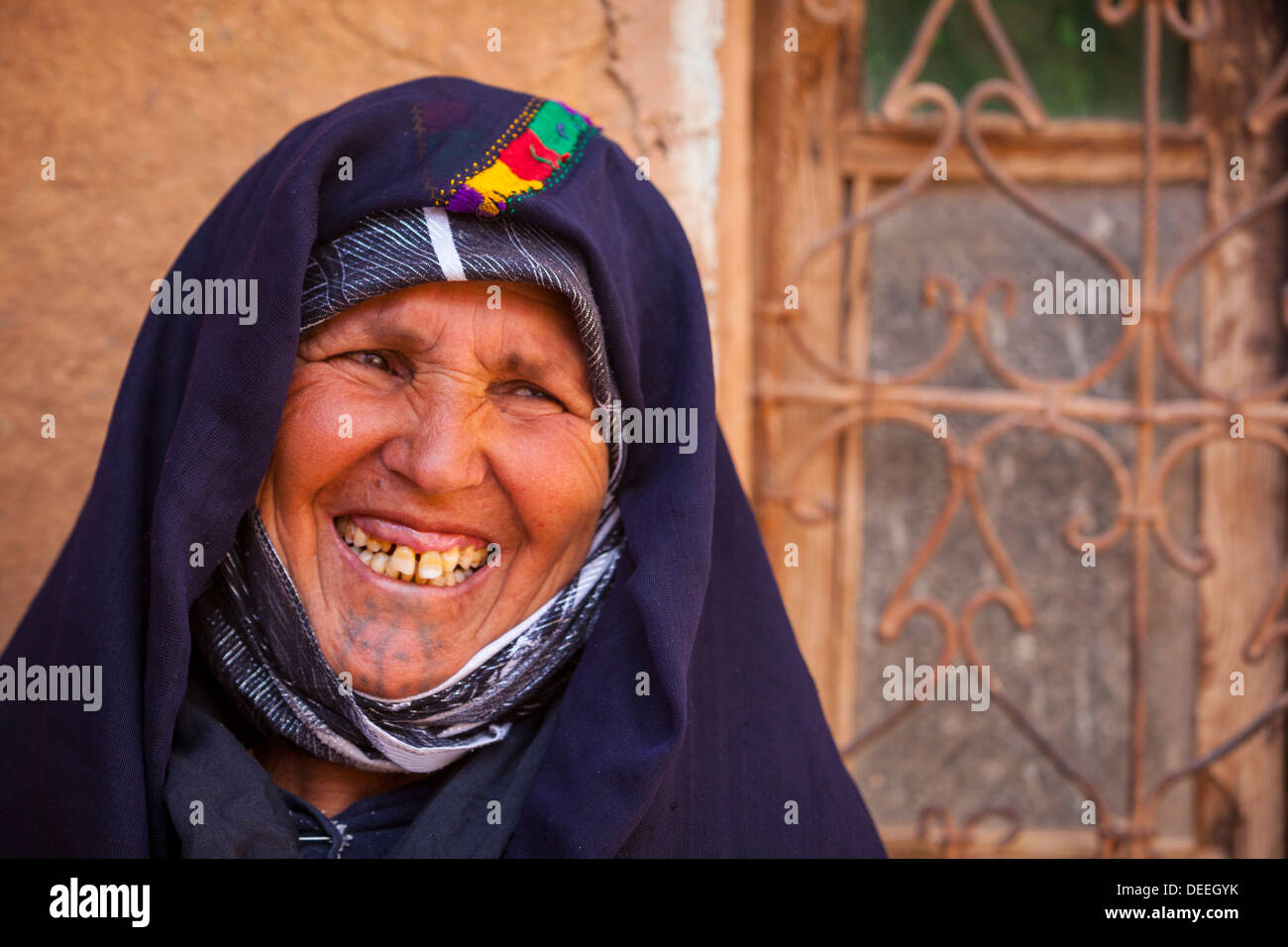 Ritratto di una donna locale, Tamtattouchte, provincia di Ouarzazate, Marocco, Africa Settentrionale, Africa Foto Stock