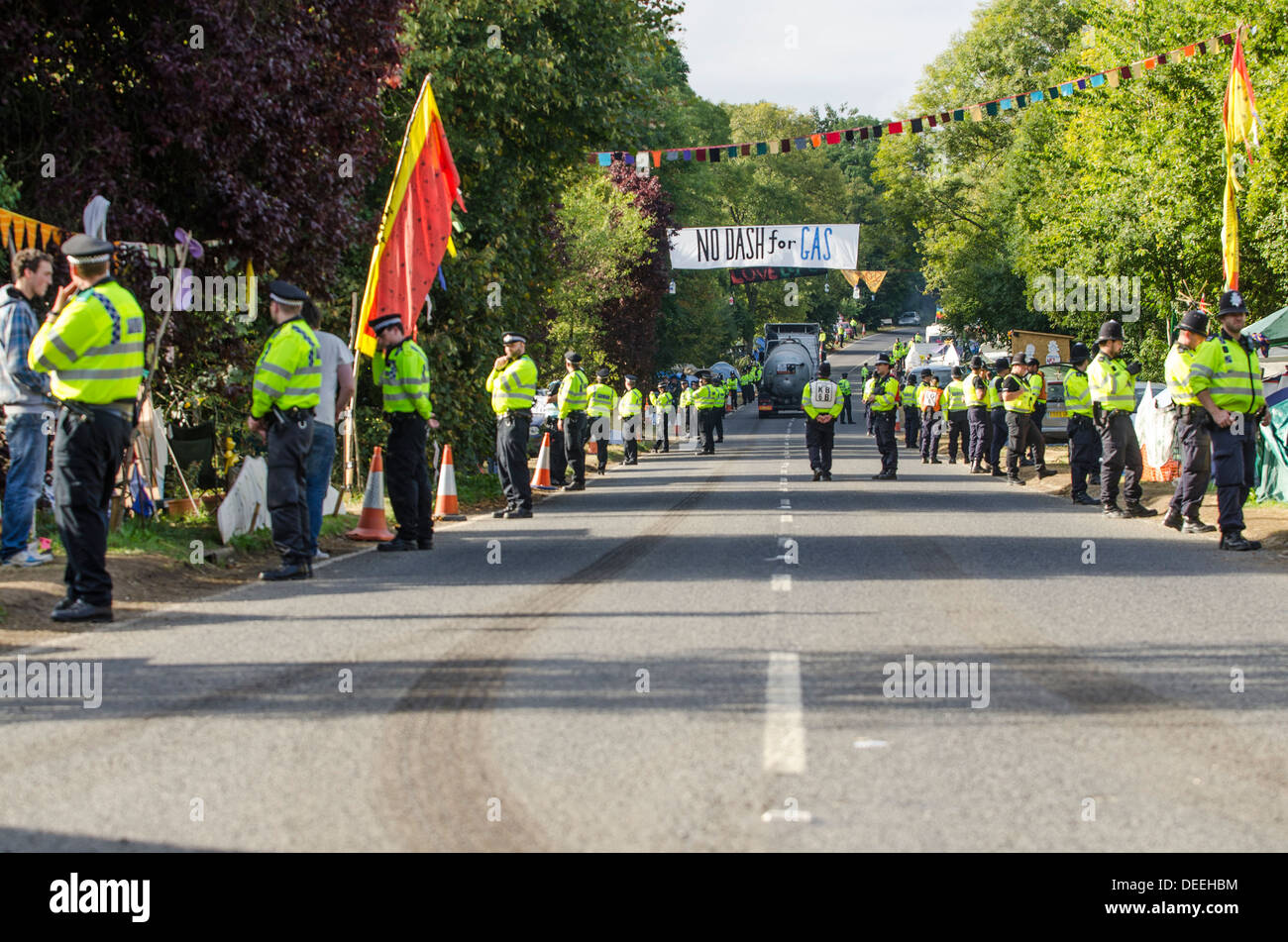 12 settembre 2013. Massiccia presenza della polizia al anti fracking protesta camp, Balcombe, West Sussex, in Inghilterra, Regno Unito Foto Stock