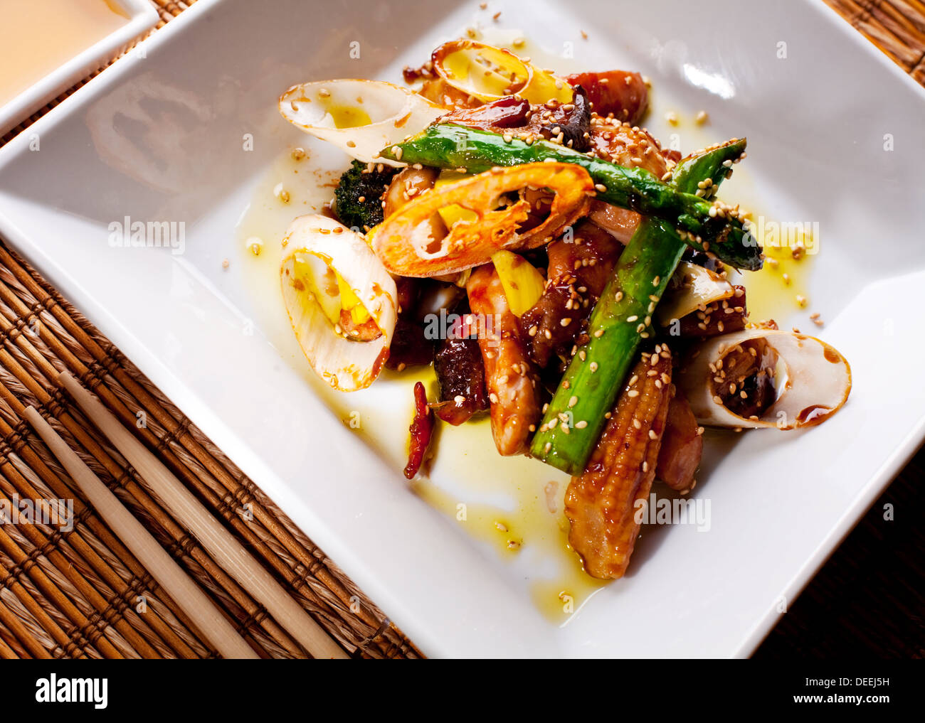 Con insalata di verdure grigliate sulla piastra bianca. Foto Stock