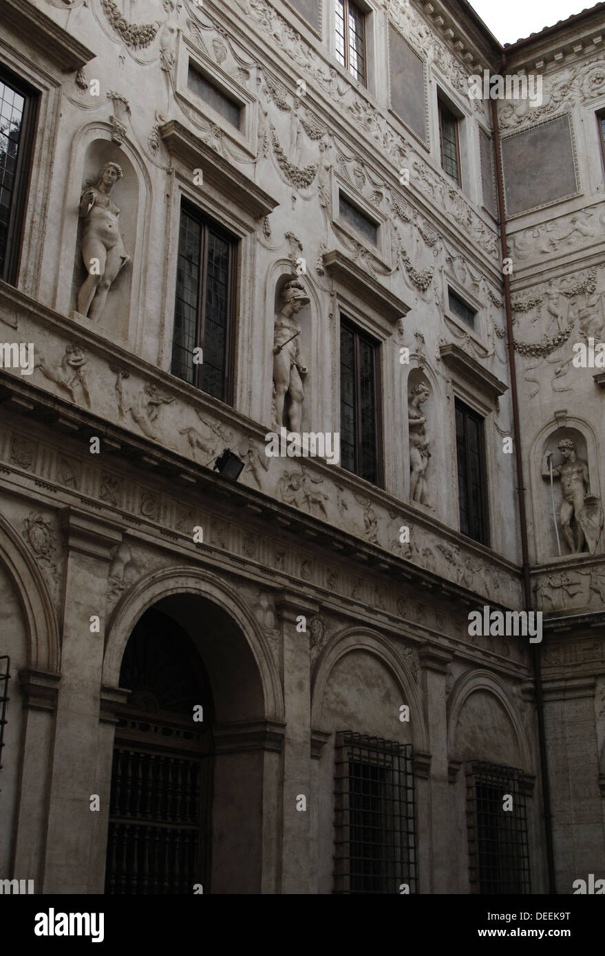 L'Italia. Roma. Spada del palazzo. Il XVI secolo. Rinnovato nel xvii secolo da Francesco Borromini (1599-1667). Cortile. Foto Stock