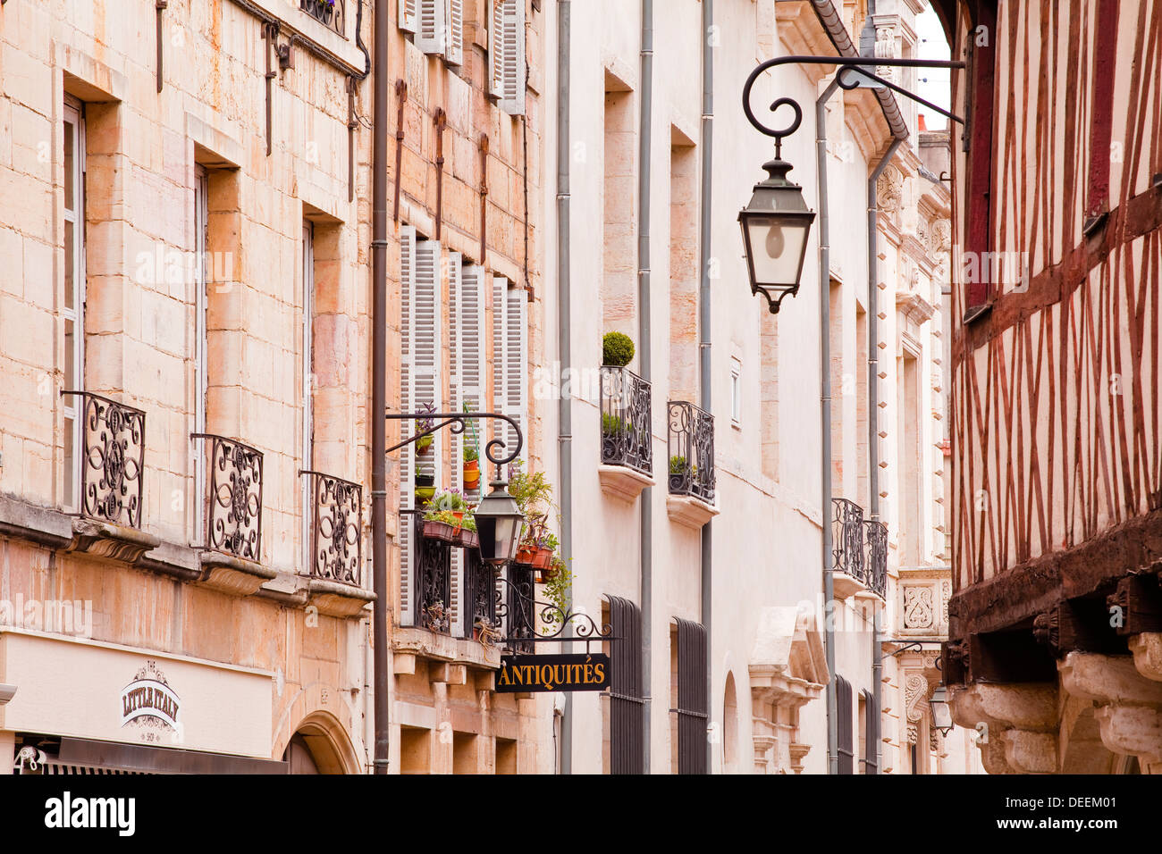 Facciate di edifici nella parte vecchia della città di Digione, Borgogna, in Francia, in Europa Foto Stock