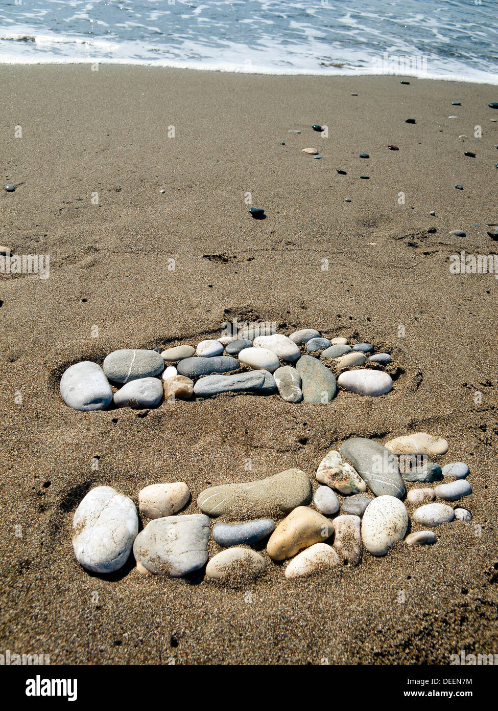 Footprint gigante di pietre nella sabbia Foto Stock