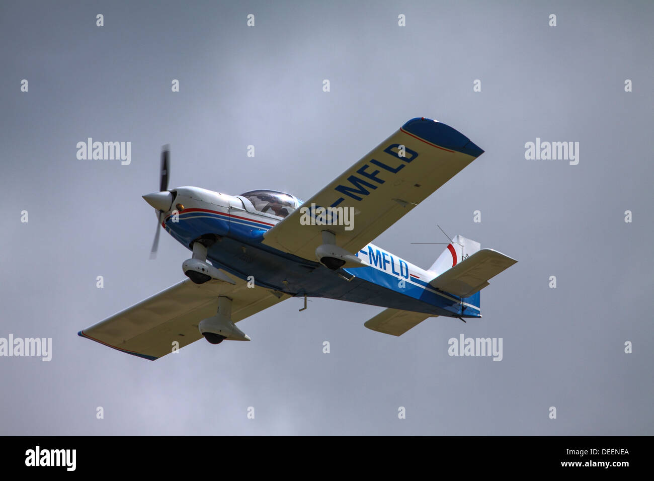 Piccolo aereo decollare a Leeds Bradford Airport Foto Stock