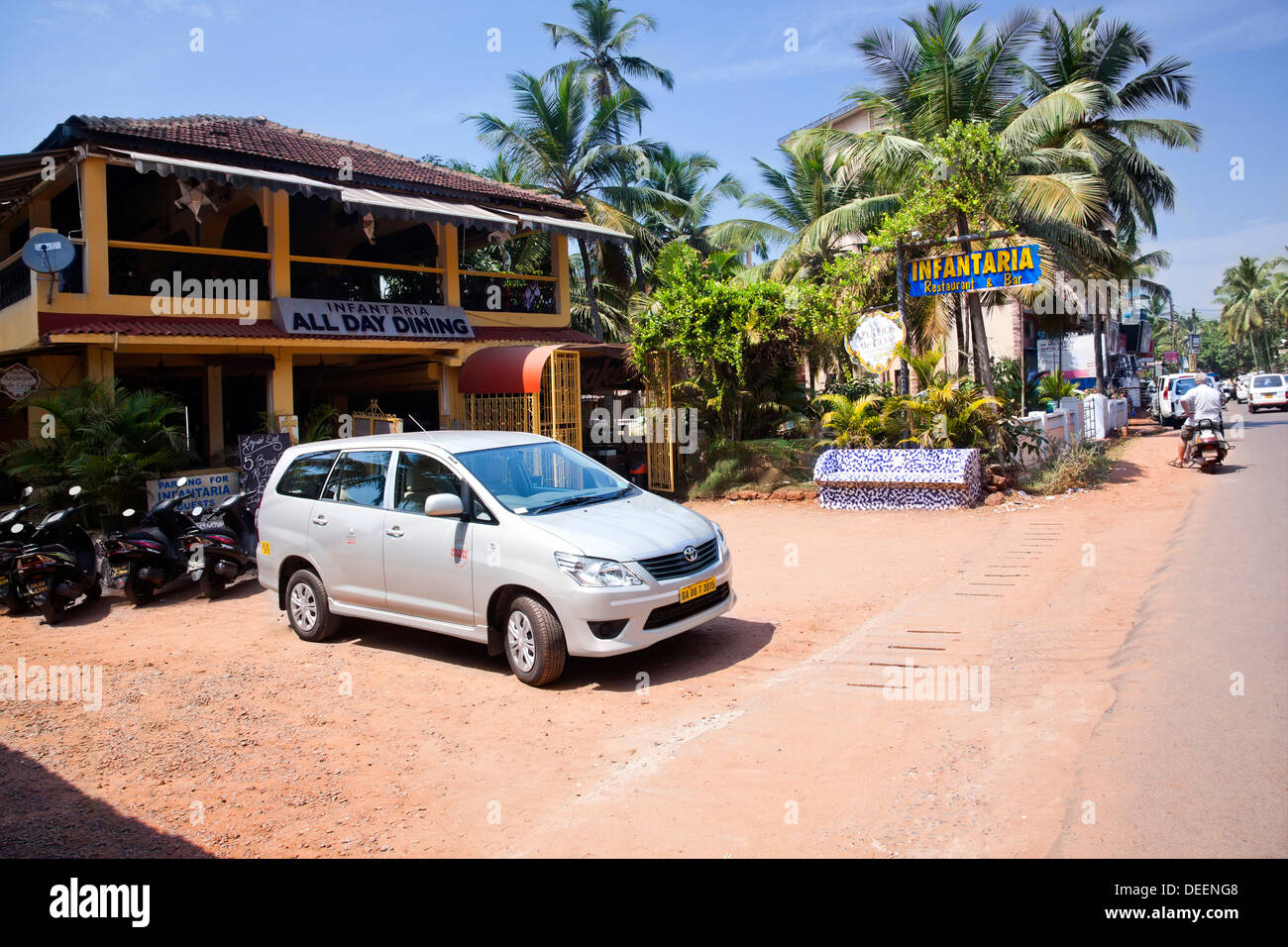 Veicoli parcheggiati al di fuori di un ristorante Infantaria Ristorante e Bar Calangute Baga Road Calangute Bardez Goa Nord Goa in India Foto Stock