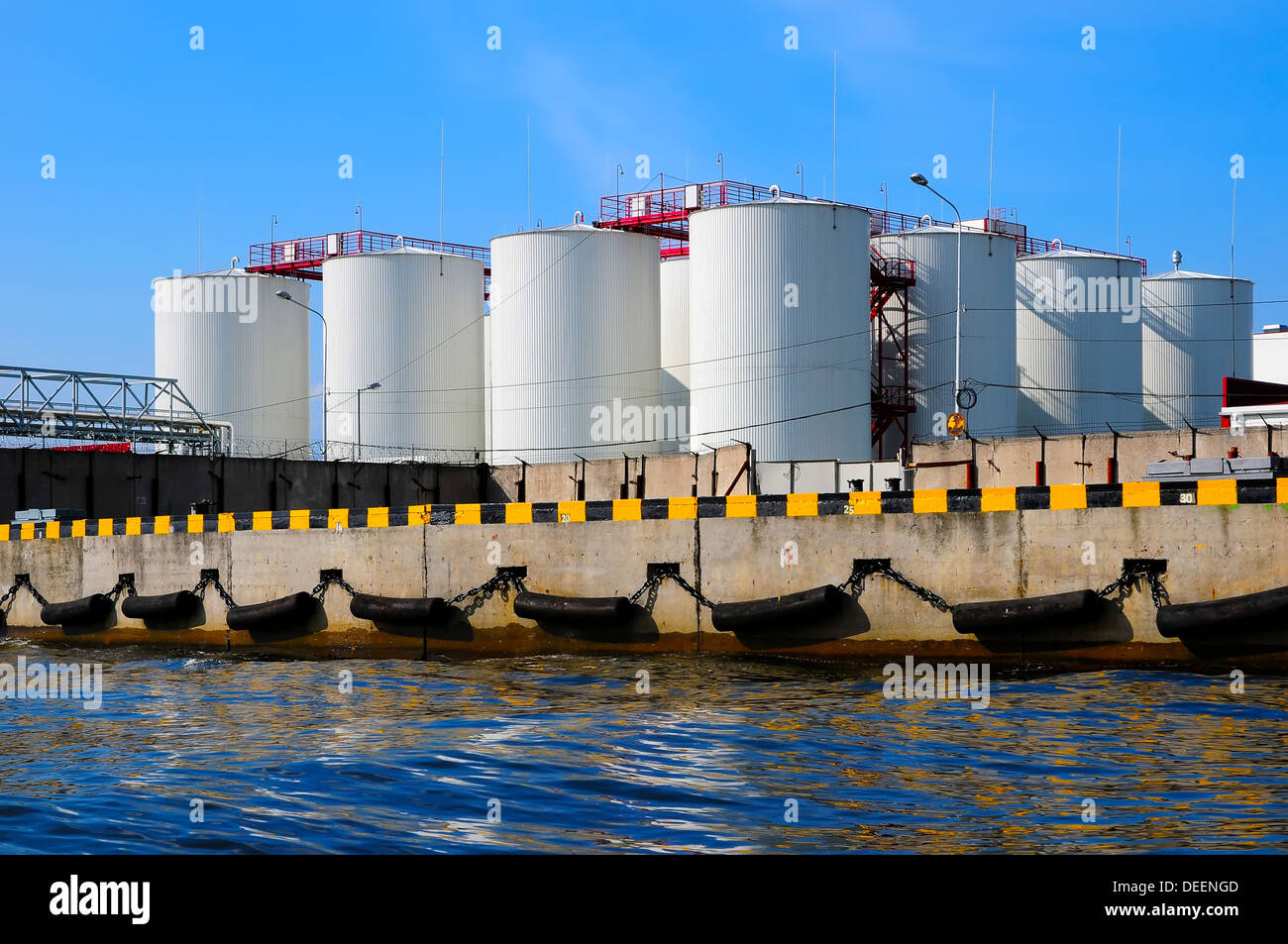 White silos per il grano nel porto di Kaliningrad (koenigsberg) Foto Stock