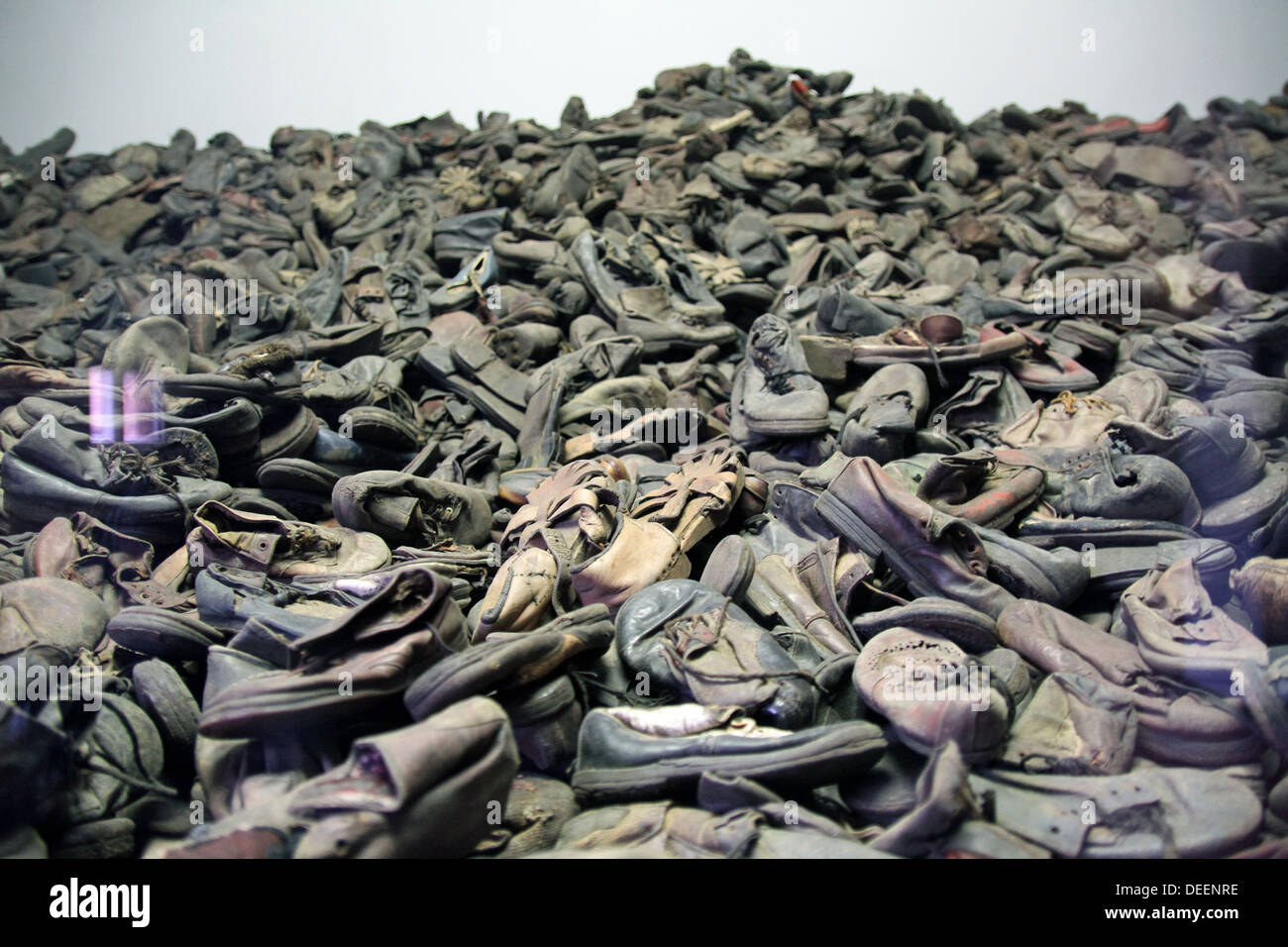 Dietro un vetro dello schermo, scarpe di Ebrei vittime della Shoah al Campo di Concentramento di Auschwitz-Birkenau vicino a Cracovia. Foto Stock