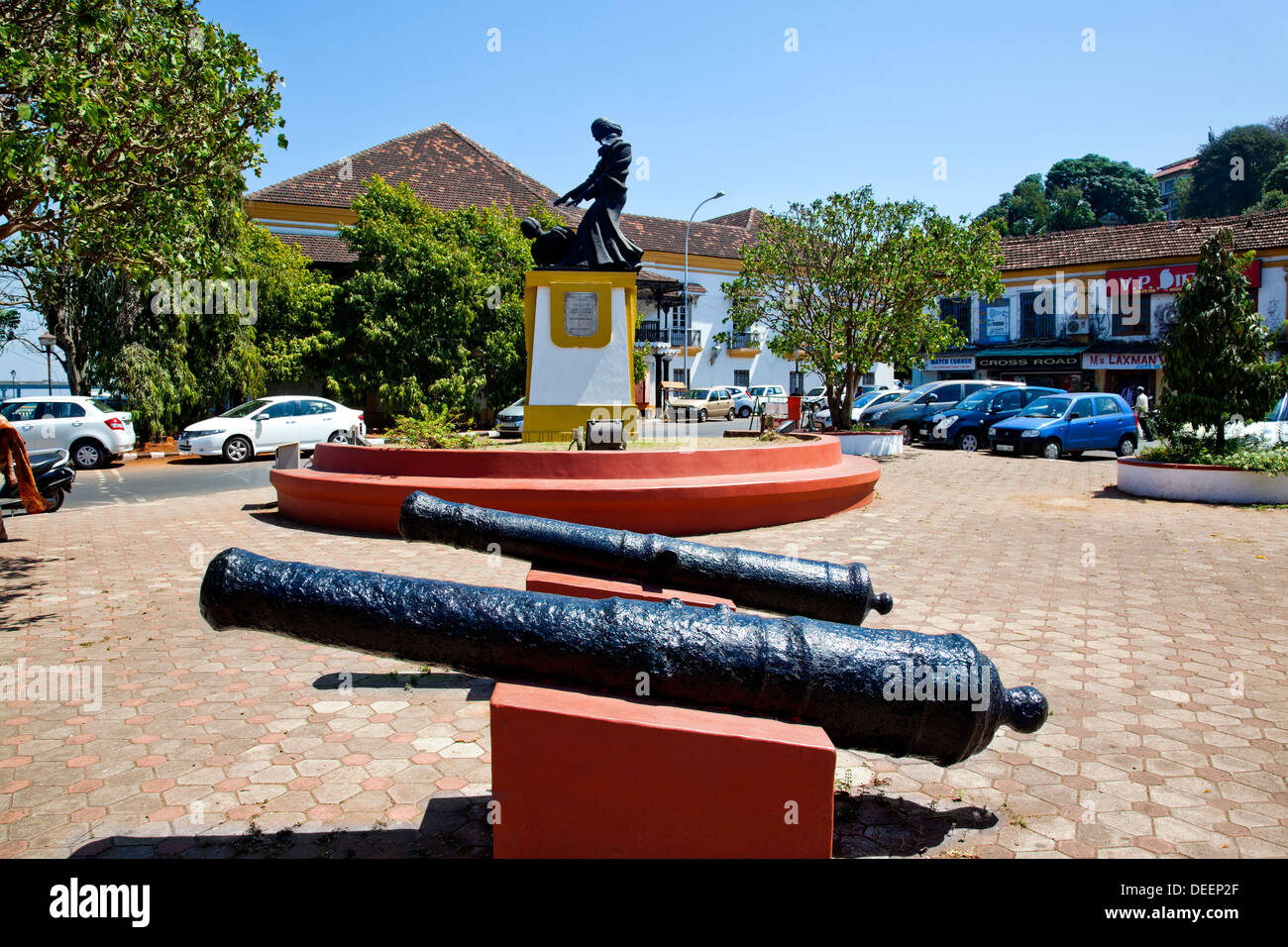 I cannoni e la statua di Abbé Faria in Panaji, Goa, India Foto Stock