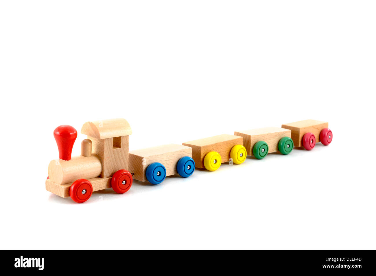 Giocattolo di legno treno isolati su sfondo bianco Foto Stock