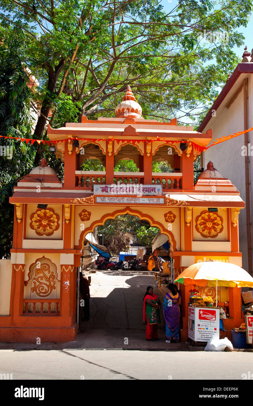 Ingresso di un tempio, Mahalaxmi tempio, Panaji, Goa, India Foto Stock