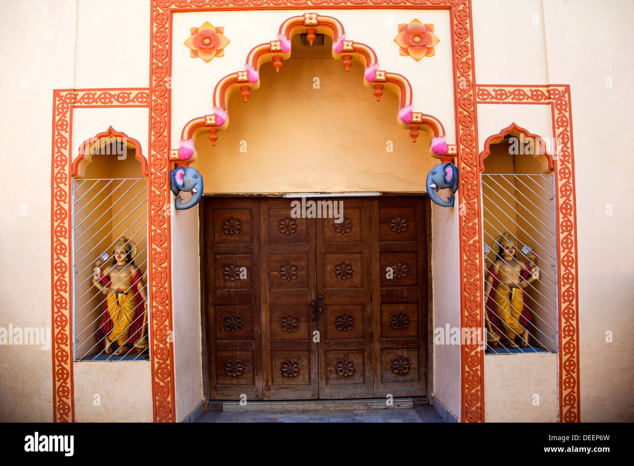 Porta chiusa di un tempio, Mahalaxmi tempio, Panaji, Goa, India Foto Stock