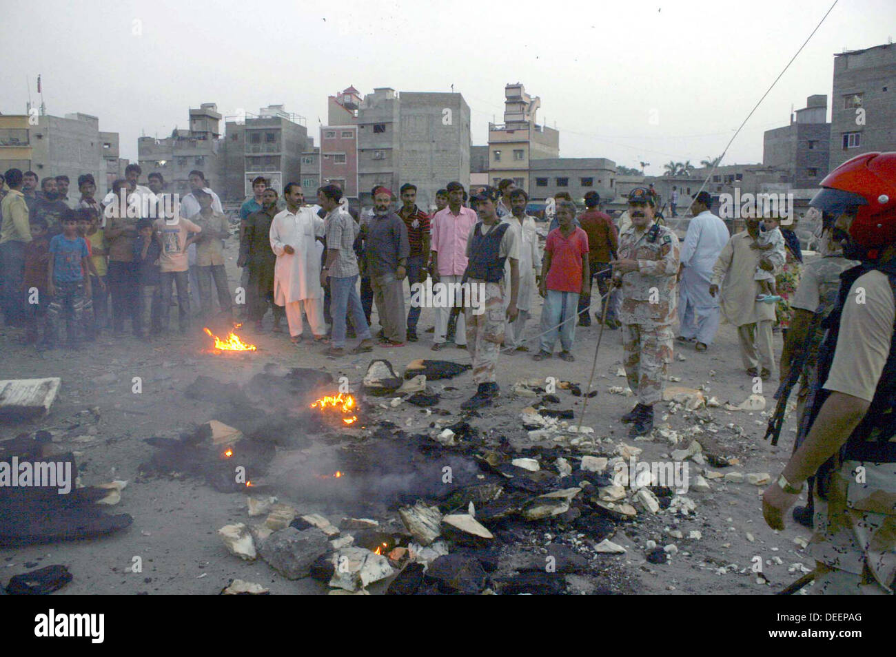 I residenti della zona di linea stanno protestando contro un carico eccessivo spargimento di elettricità come essi brucia il fuoco e bloccato la strada durante la manifestazione di protesta a Preedy Street a Karachi il Martedì, 17 settembre 2013. Foto Stock