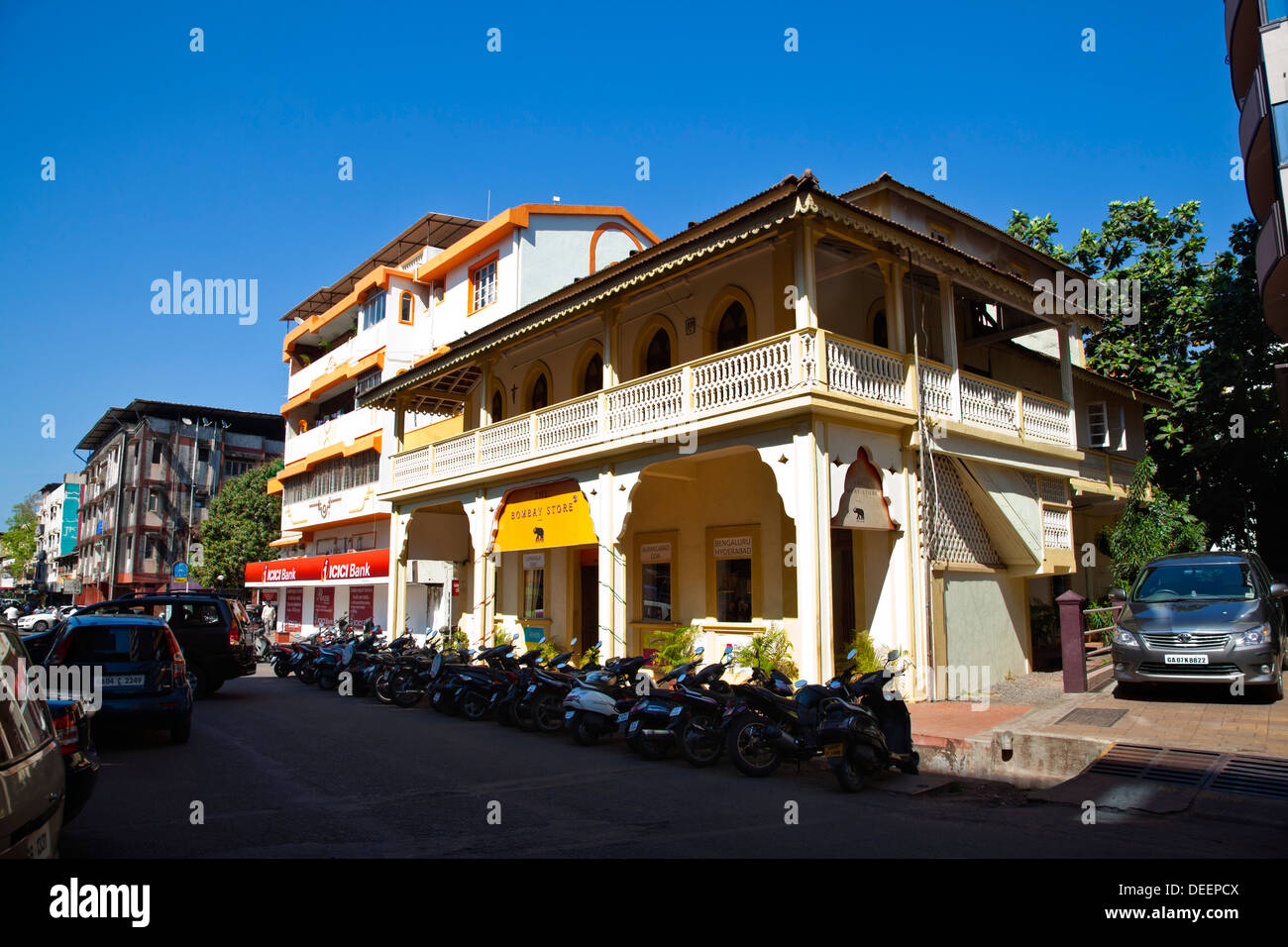 Facciata di un edificio presso la banchina, Bombay memorizza, Panaji, Goa, India Foto Stock