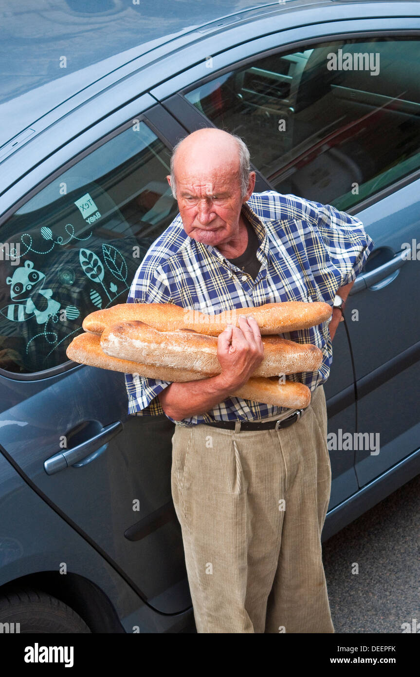 Il francese tenendo il suo pane quotidiano - Francia. Foto Stock