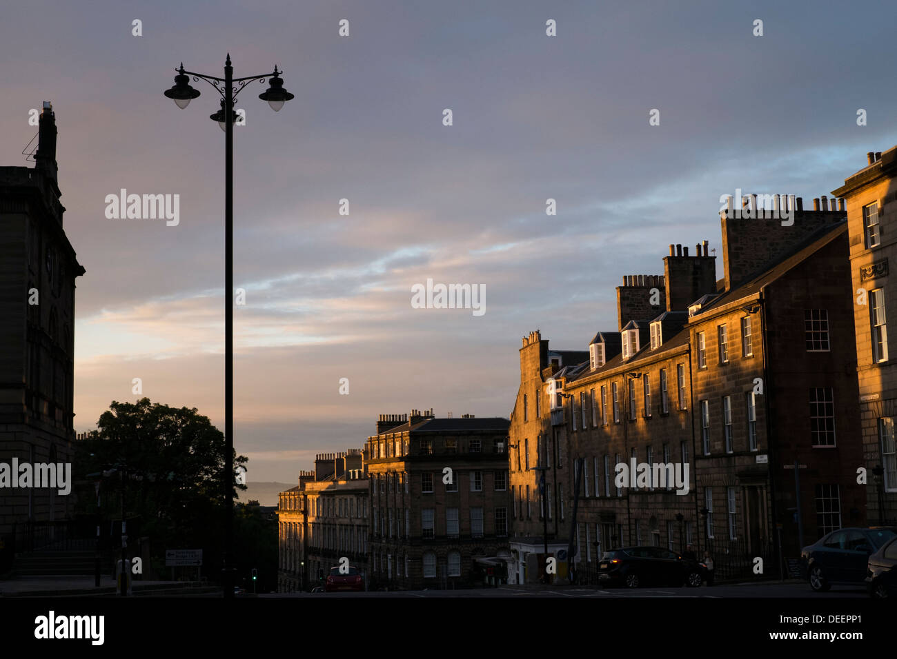 Sun impostazione su appartamenti in North Charlotte Street, Edimburgo. Foto Stock