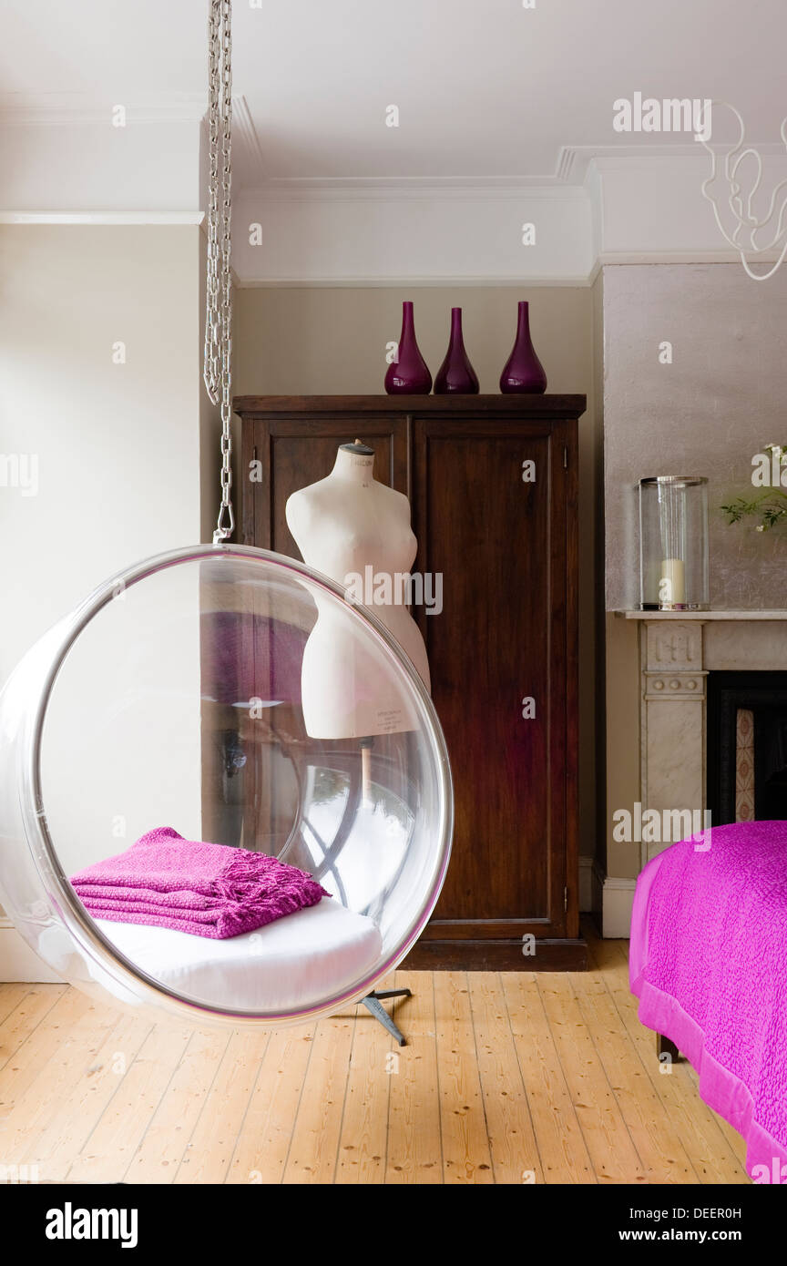 Manichini manichino e antichi guardaroba in camera da letto con accento rosa  e Eero Aarnio bubble chair Foto stock - Alamy