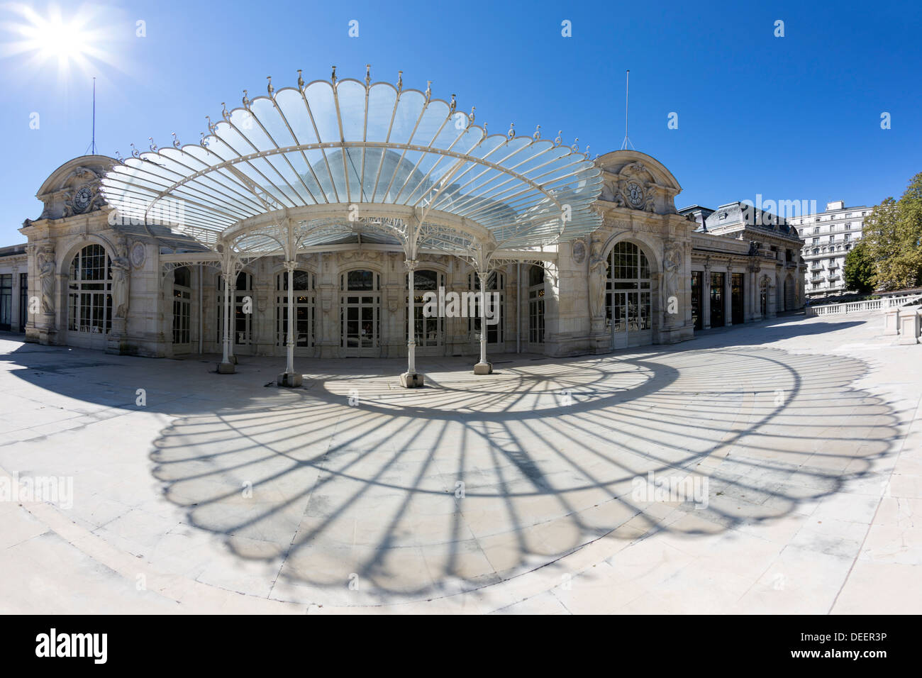 La Vichy Opera tettoia di vetro (Palazzo dei Congressi) in estate (Vichy - Allier - Auvergne - Francia). La Belle Epoque... Foto Stock