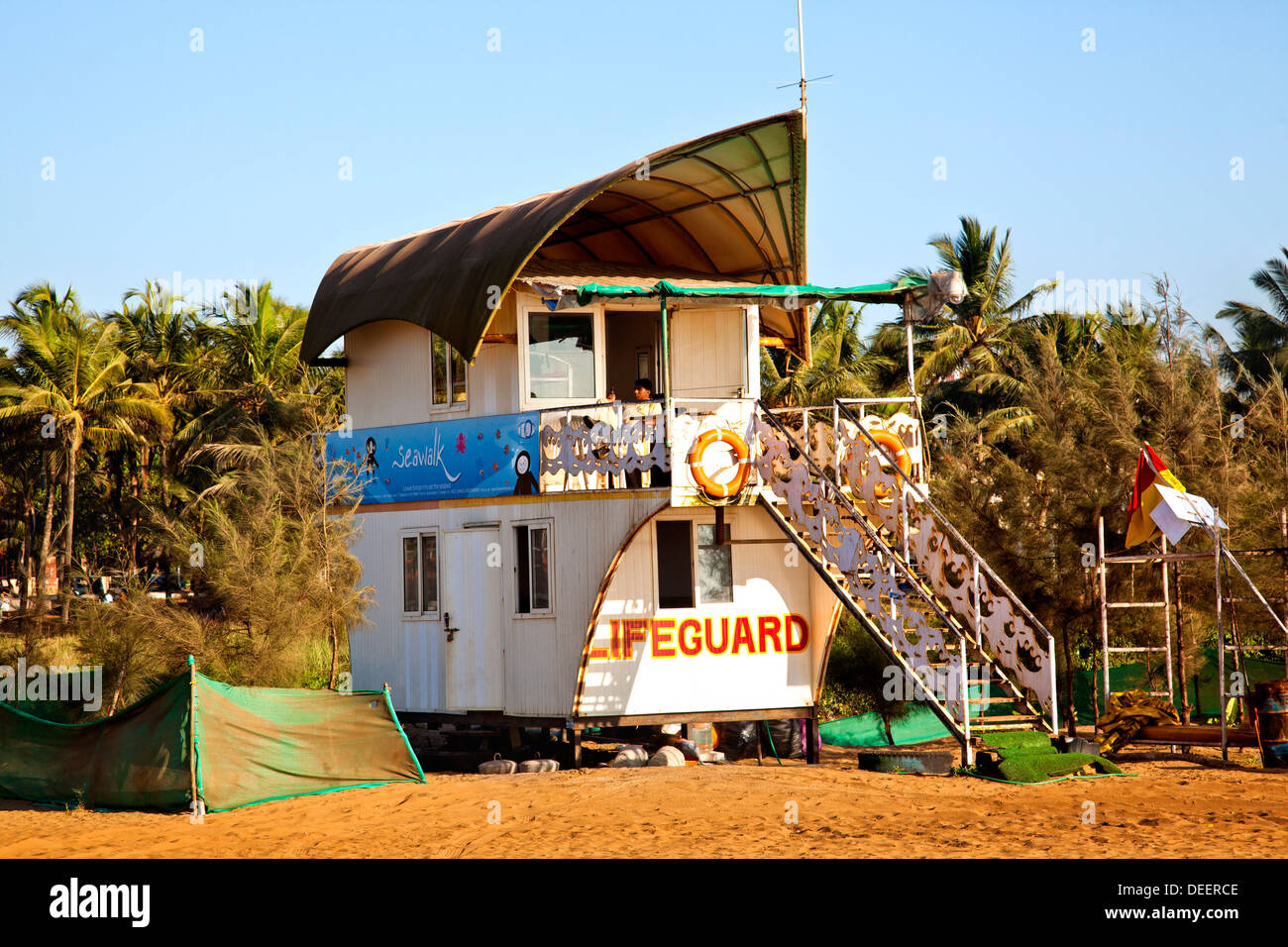 Bagnino capanna sulla spiaggia, Miramar Beach, Panaji, Goa nord, Goa, India Foto Stock