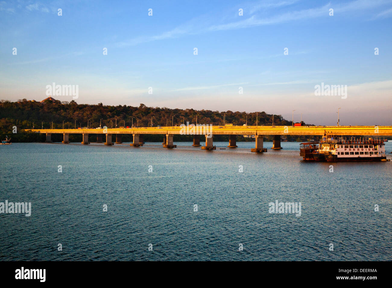 Traghetto in un mare con ponte in background, Casino Royale, Panaji, Goa nord, Goa, India Foto Stock