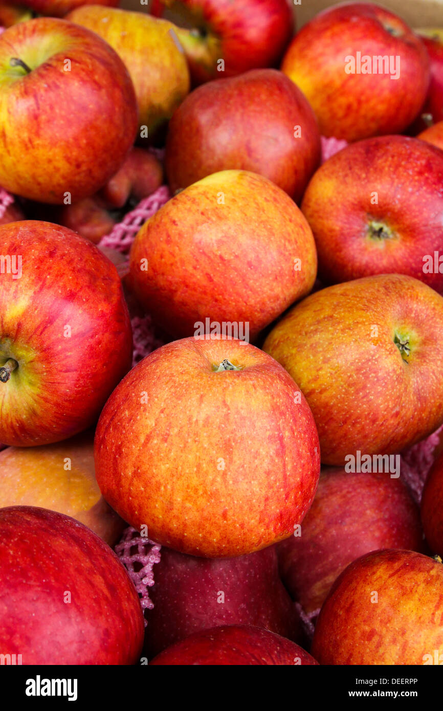 Yummy pila di mele in un mercato in fase di stallo. Foto Stock