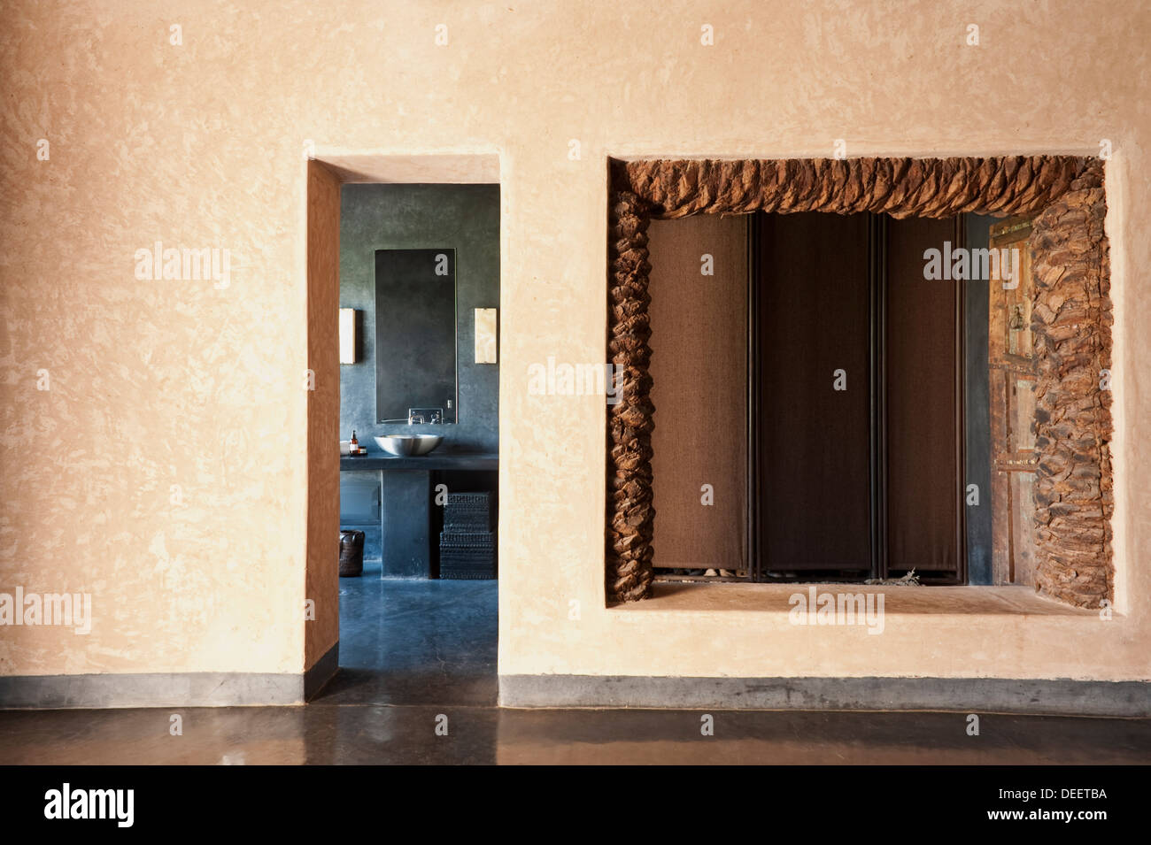 Vista nel bagno del marocchino di nuova costruzione con interni dal design Romain Michel-Meniere Foto Stock