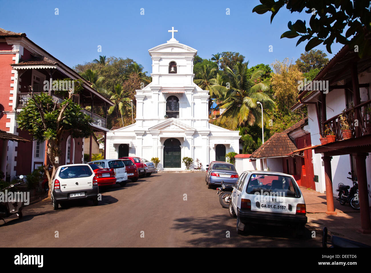 Auto parcheggiate fuori una chiesa di San Sebastiano Cappella, Panaji, Goa nord, Goa, India Foto Stock