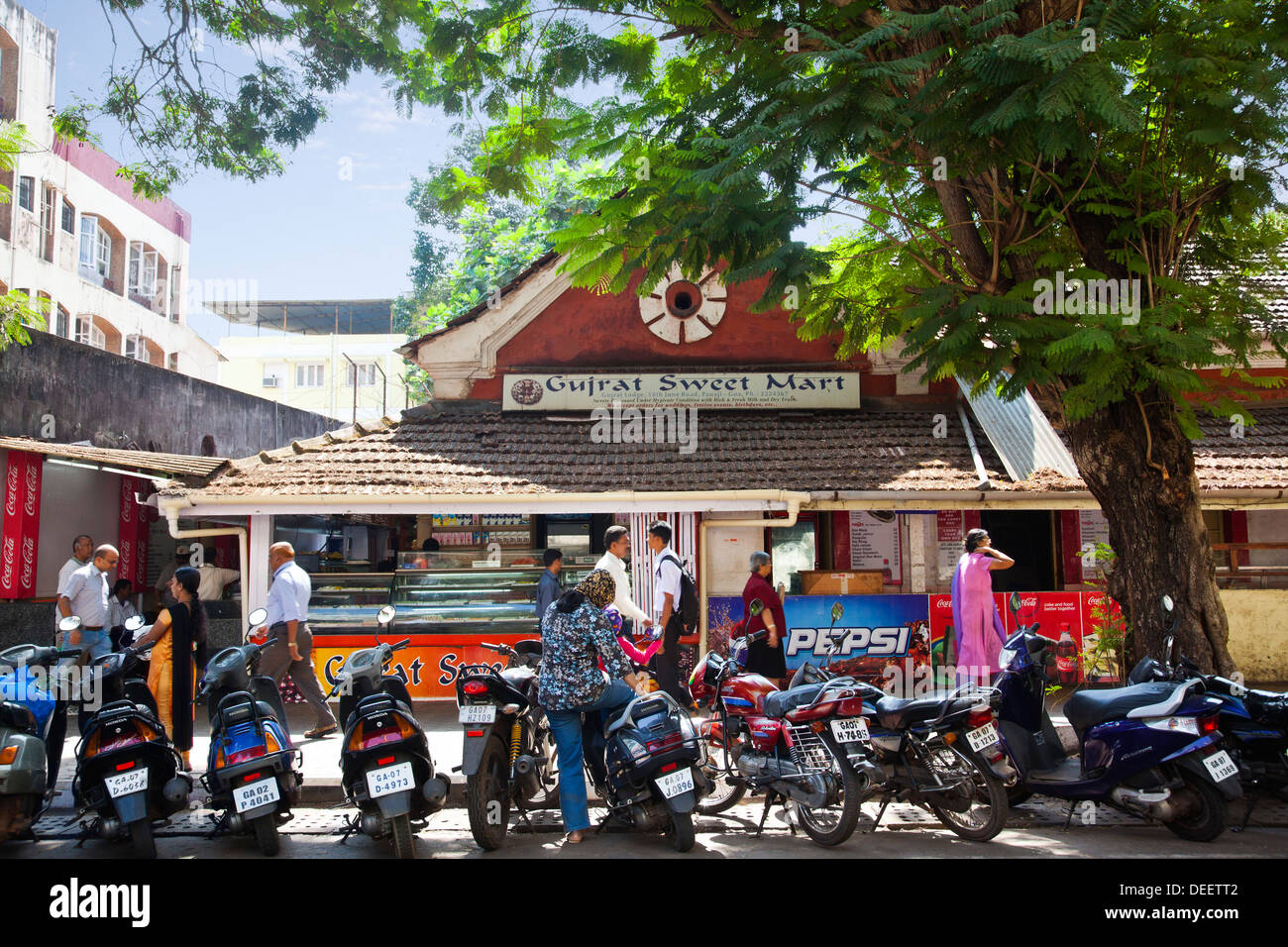 Veicoli parcheggiati al di fuori di un ristorante, Gujarat dolce Mart, Panaji, Goa nord, Goa, India Foto Stock