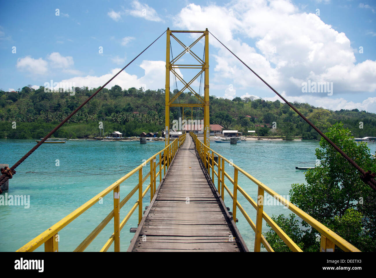 Un vecchio ponte sull'oceano a Nusa Lembongan, Bali, Indonesia Foto Stock