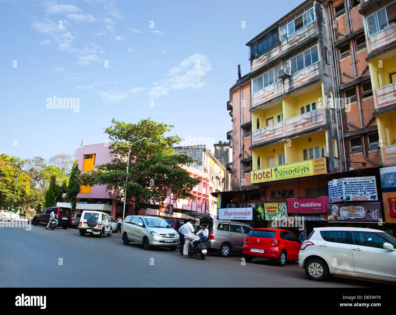 Auto parcheggiate fuori un appartamento, hotel Vrindavan, Panaji, Goa nord, Goa, India Foto Stock
