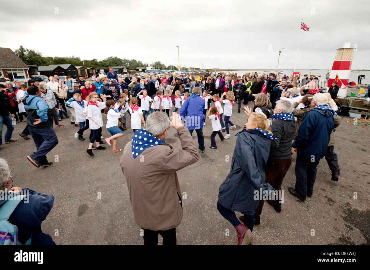 La gente ballare all'aperto presso un locale villaggio Suffolk fete, Orford, Suffolk REGNO UNITO Foto Stock