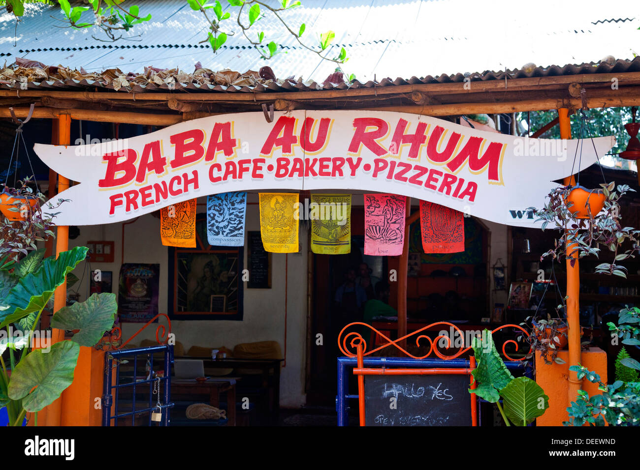 Segno bordo di un ristorante Baba au Rhum ristorante di fronte Uttam Resorts vicino Club Cubana Arpora Bardez Goa Nord Goa in India Foto Stock