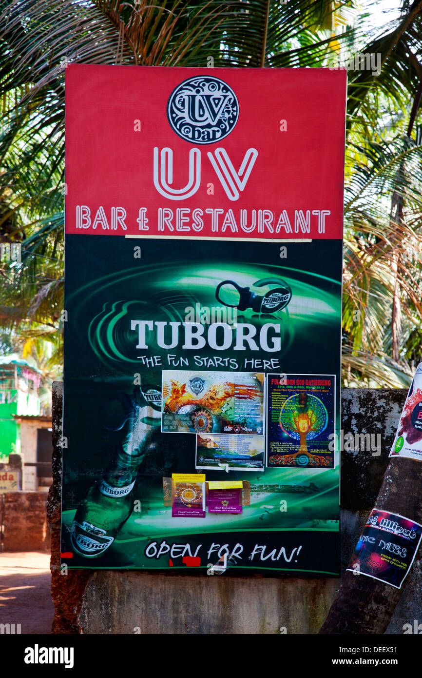 Close-up di un segno bordo UV Bar e Ristorante e Bar UV Anjuna Beach Anjuna Bardez Goa Nord Goa in India Foto Stock
